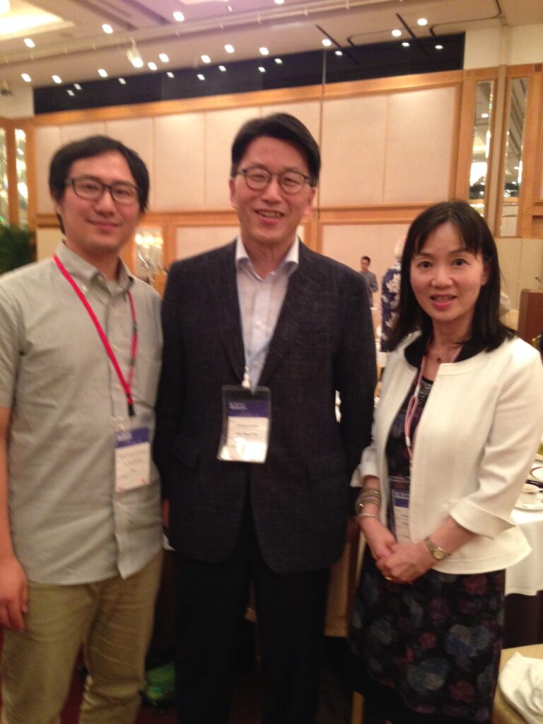 国際心理学会（ICP）にて、
韓国心理学会元会長Tak Jing Kok先生（中央）と